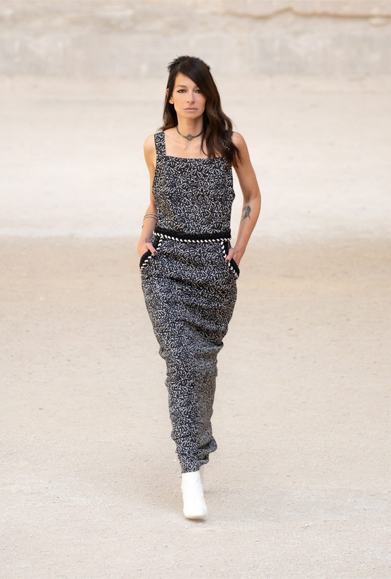 Chanel Cruise 2021/22: H νέα resort συλλογή του εμβληματικού οίκου φέρνει κοντά την γαλλική φινέτσα με τη punk αισθητική - εικόνα 15