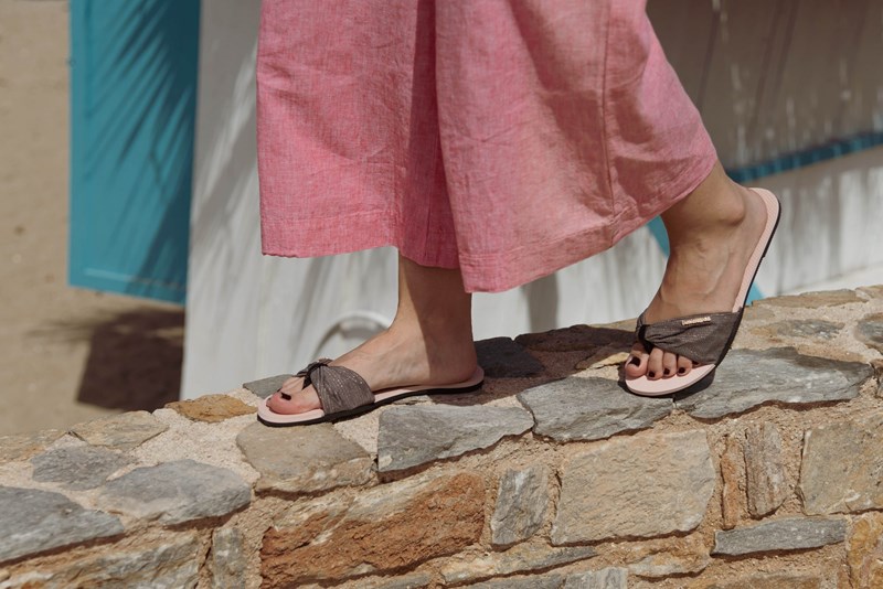 Έτσι θα φορέσεις τις Havaianas και εκτός παραλίας. Οι editors του ELLE.gr δημιουργούν 4+1 υπέροχα street style looks που σίγουρα θα σε εμπνεύσουν - εικόνα 7