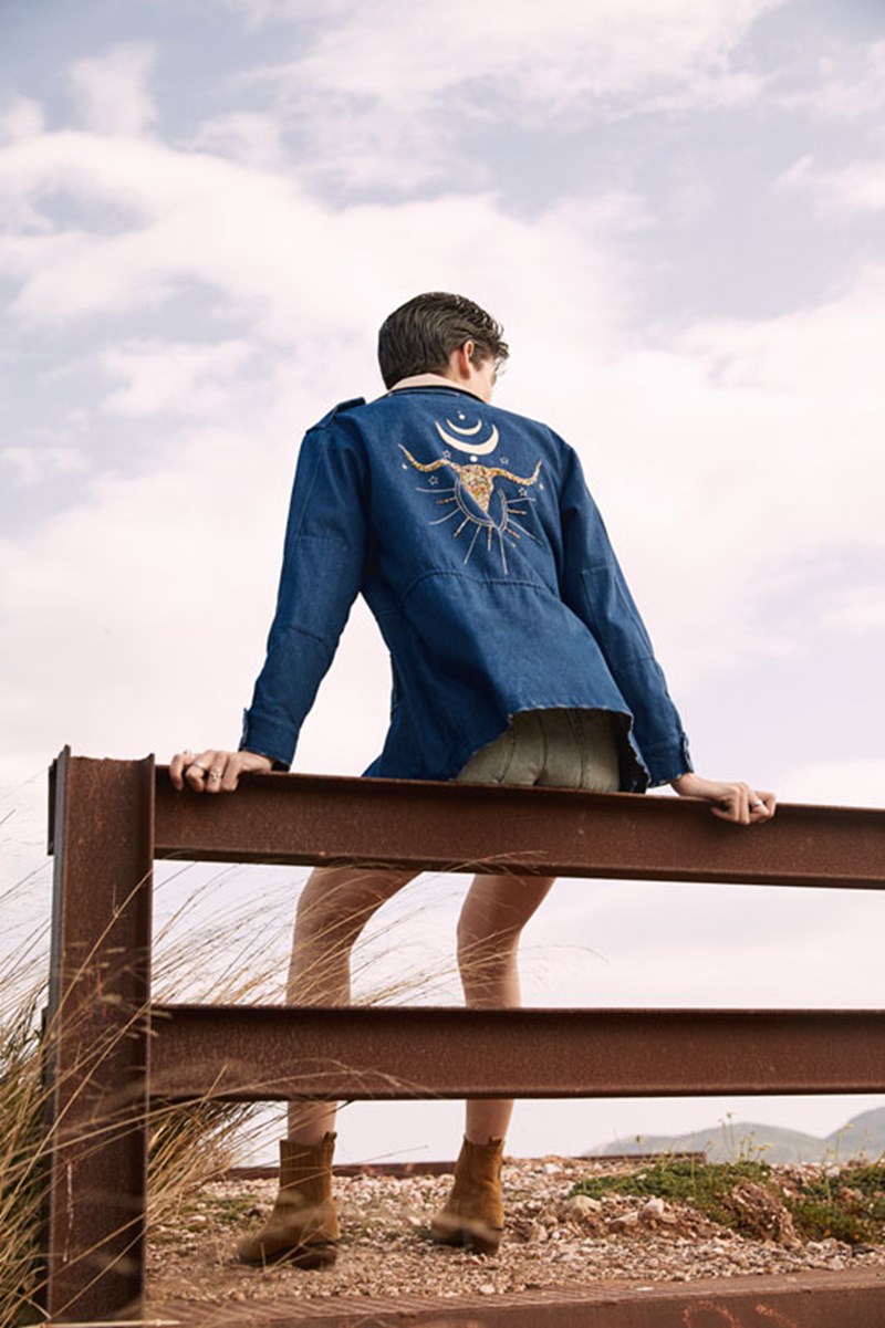 Made by ZoeK: Το brand που συνδυάζει τη ζωγραφική με το πιο δημοφιλές είδος της γυναικείας ντουλάπας, το εμβληματικό στρατιωτικό jacket, και όχι μόνο - εικόνα 2