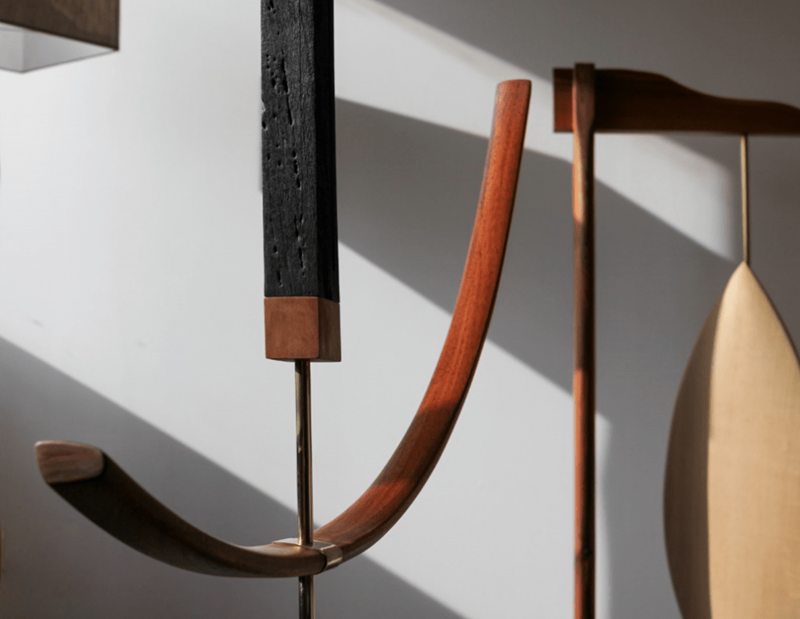 Ο καλλιτέχνης François Papin παρουσιάζει τη συλλογή «Providence»  της Virginia Field από ξύλινα γλυπτά και φωτιστικά - εικόνα 4