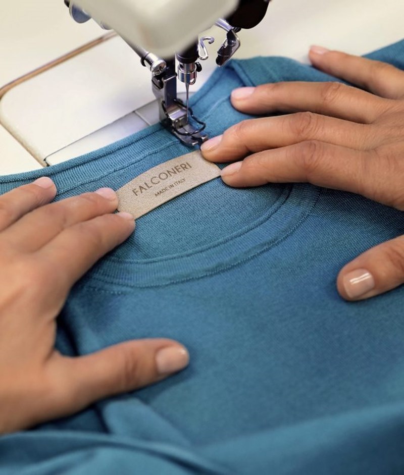 Η Falconeri παρουσιάζει τo νέο must-have της σεζόν: Μία εξαιρετική, total white, silk and cotton ζακέτα - εικόνα 1