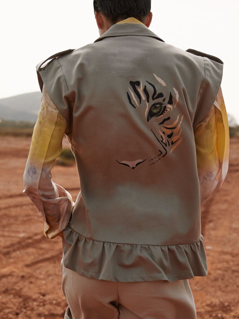 Made by ZoeK: Το brand που συνδυάζει τη ζωγραφική με το πιο δημοφιλές είδος της γυναικείας ντουλάπας, το εμβληματικό στρατιωτικό jacket, και όχι μόνο - εικόνα 4