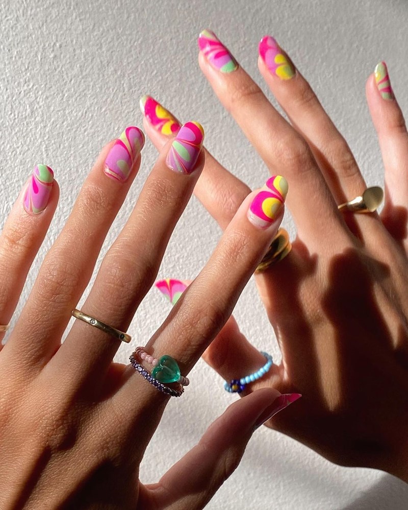 «Psychedelic» nails: Μήπως αυτό είναι το μανικιούρ που δεν έχεις δοκιμάσει ακόμα; - εικόνα 2