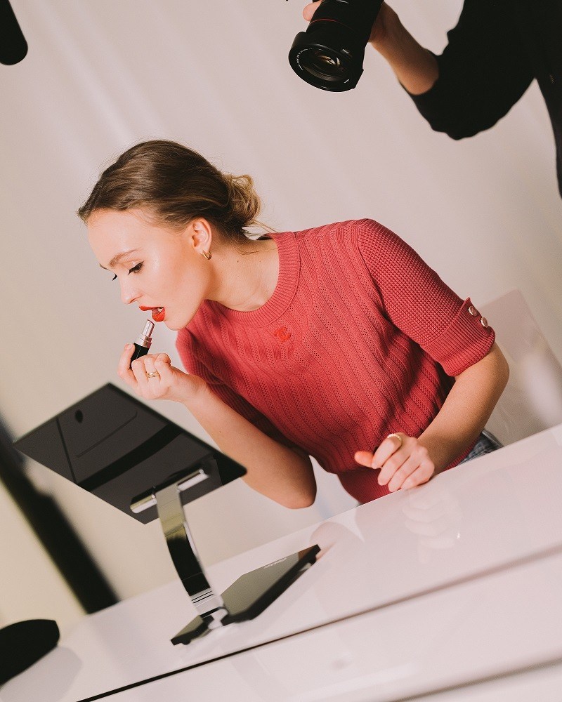 French kiss: Η μούσα της Chanel Lilly- Rose Depp μας αποκαλύπτει το μυστικό της για υπέροχα χείλη - εικόνα 3