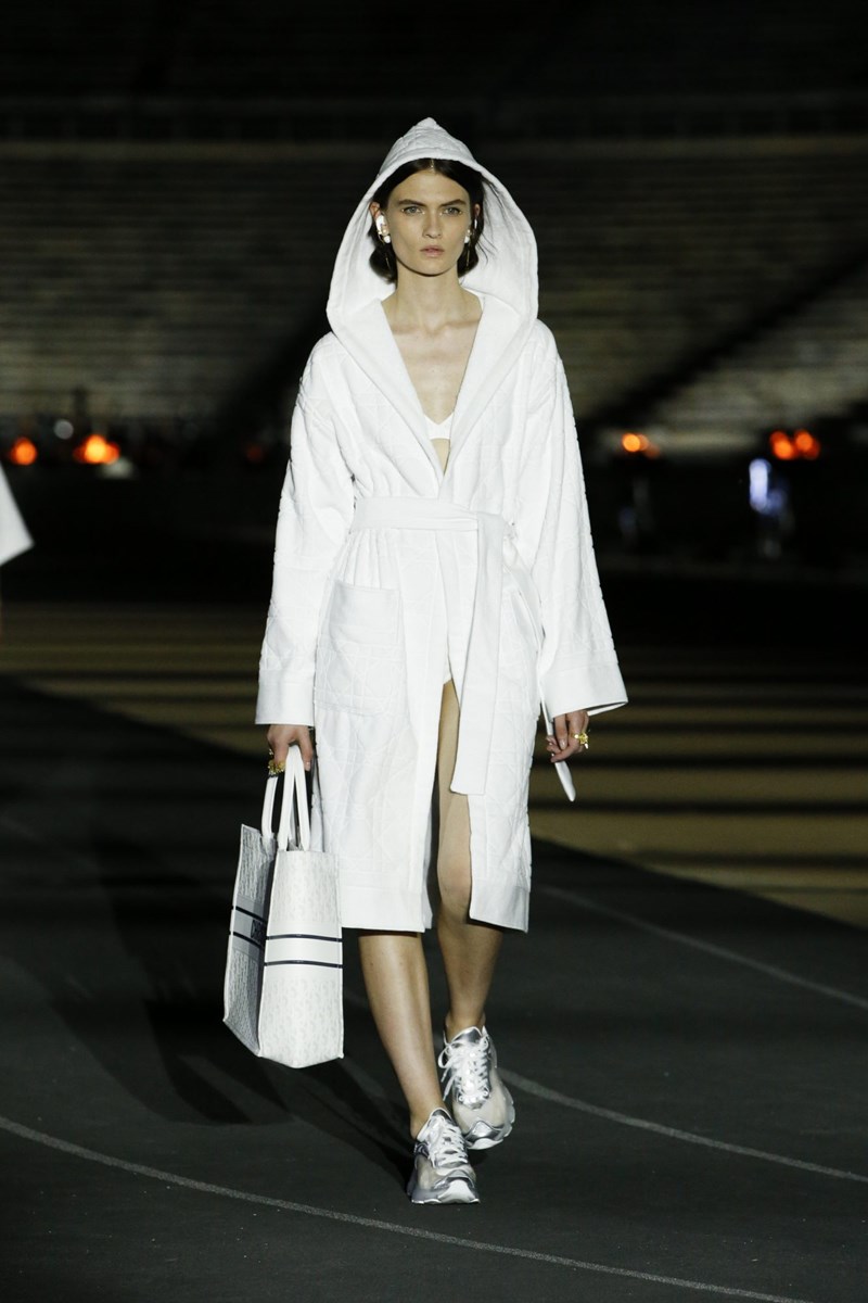 Dior Cruise 2022: Μια συλλογή που εμπνέεται από την αρχαία Ελλάδα αλλά έχει το βλέμμα της στραμμένο στο μέλλον - εικόνα 36