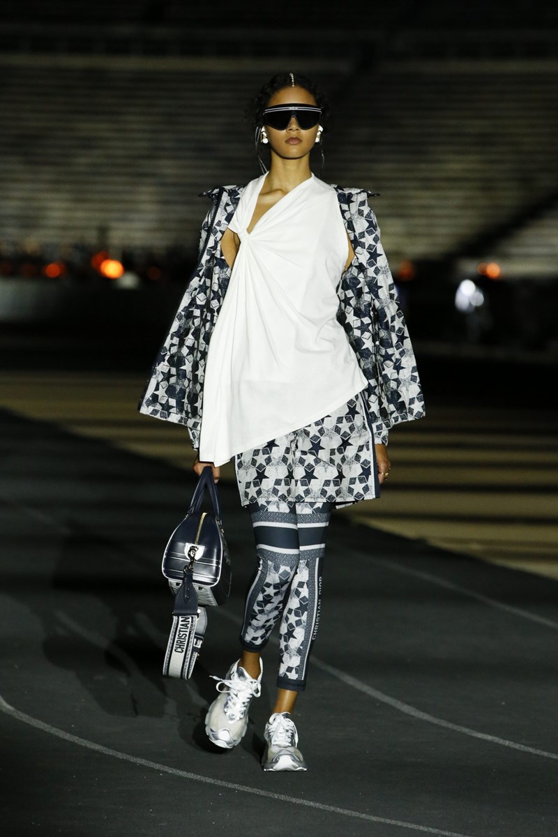 Dior Cruise 2022: Μια συλλογή που εμπνέεται από την αρχαία Ελλάδα αλλά έχει το βλέμμα της στραμμένο στο μέλλον - εικόνα 35