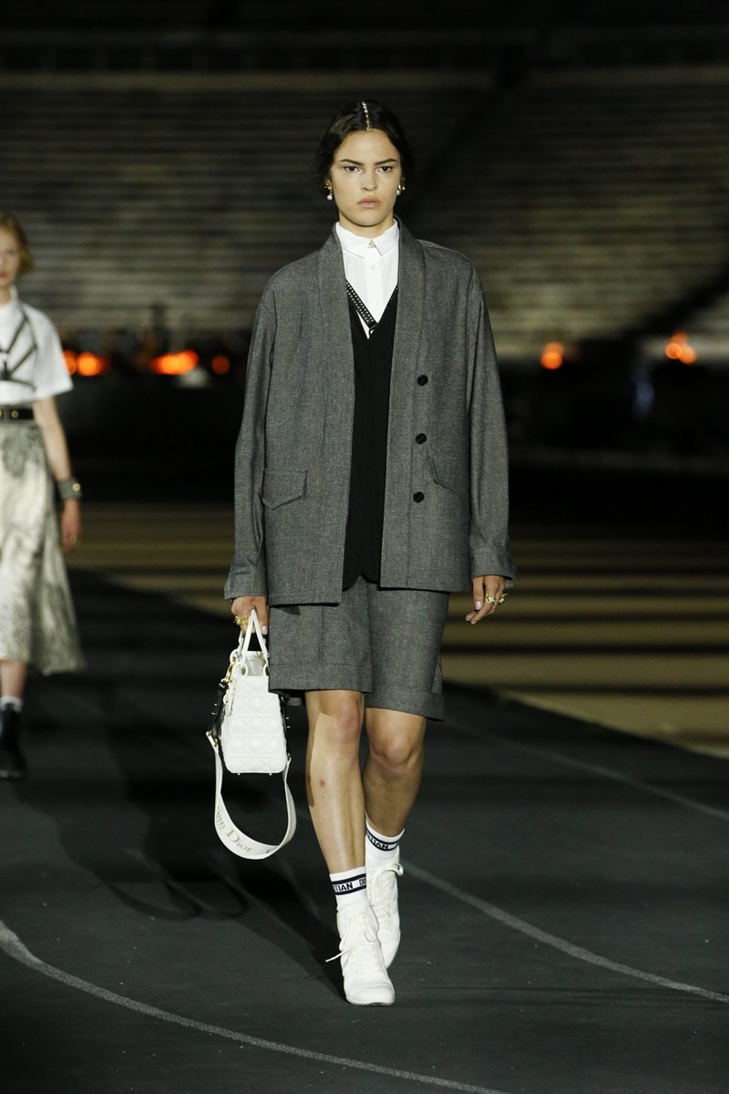 Dior Cruise 2022: Μια συλλογή που εμπνέεται από την αρχαία Ελλάδα αλλά έχει το βλέμμα της στραμμένο στο μέλλον - εικόνα 10