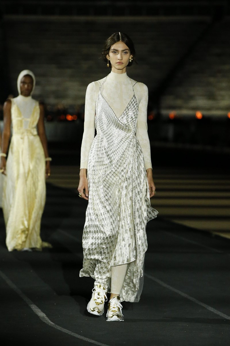 Dior Cruise 2022: Μια συλλογή που εμπνέεται από την αρχαία Ελλάδα αλλά έχει το βλέμμα της στραμμένο στο μέλλον - εικόνα 27