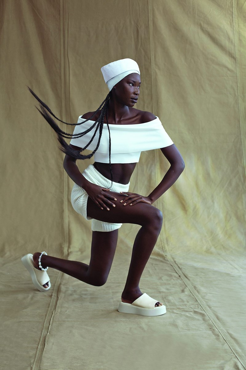 Εν Λευκώ: 16+1 αγορές για να εντάξεις το must χρώμα του καλοκαιριού στη ντουλάπα σου - εικόνα 1