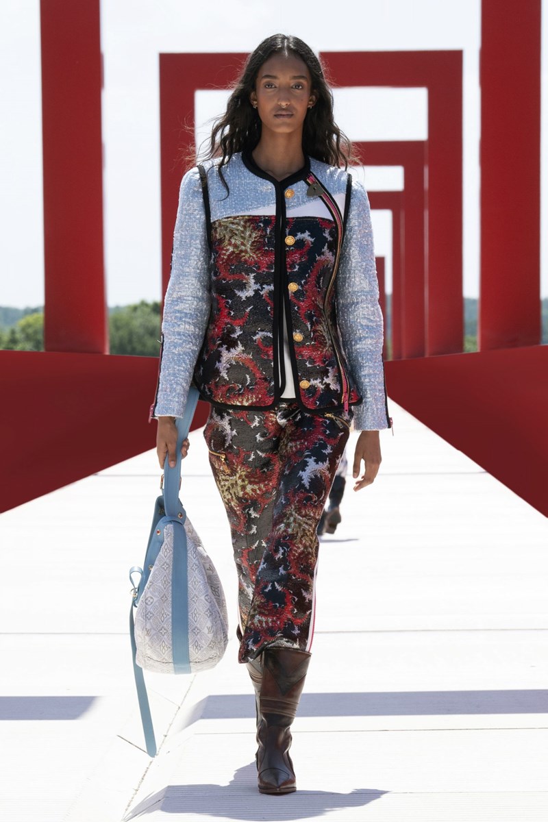 Louis Vuitton Cruise 2022: Αυτή η συλλογή μόλις προσγειώθηκε από το διάστημα - εικόνα 12