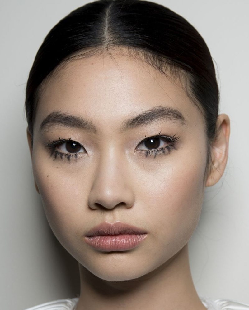 10 νυφικά μακιγιάζ κατευθείαν από τα runways της σεζόν - εικόνα 7