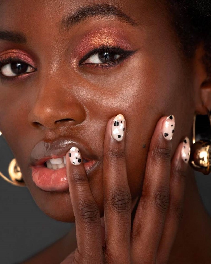 Το cow print πρωταγωνιστεί τώρα και στο μανικιούρ σου - εικόνα 2