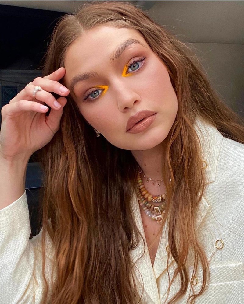 Εμπνεόμαστε από το beauty look της Gigi Hadid και προσθέτουμε πορτοκαλί στo μακιγιάζ μας με 7 key items - εικόνα 1
