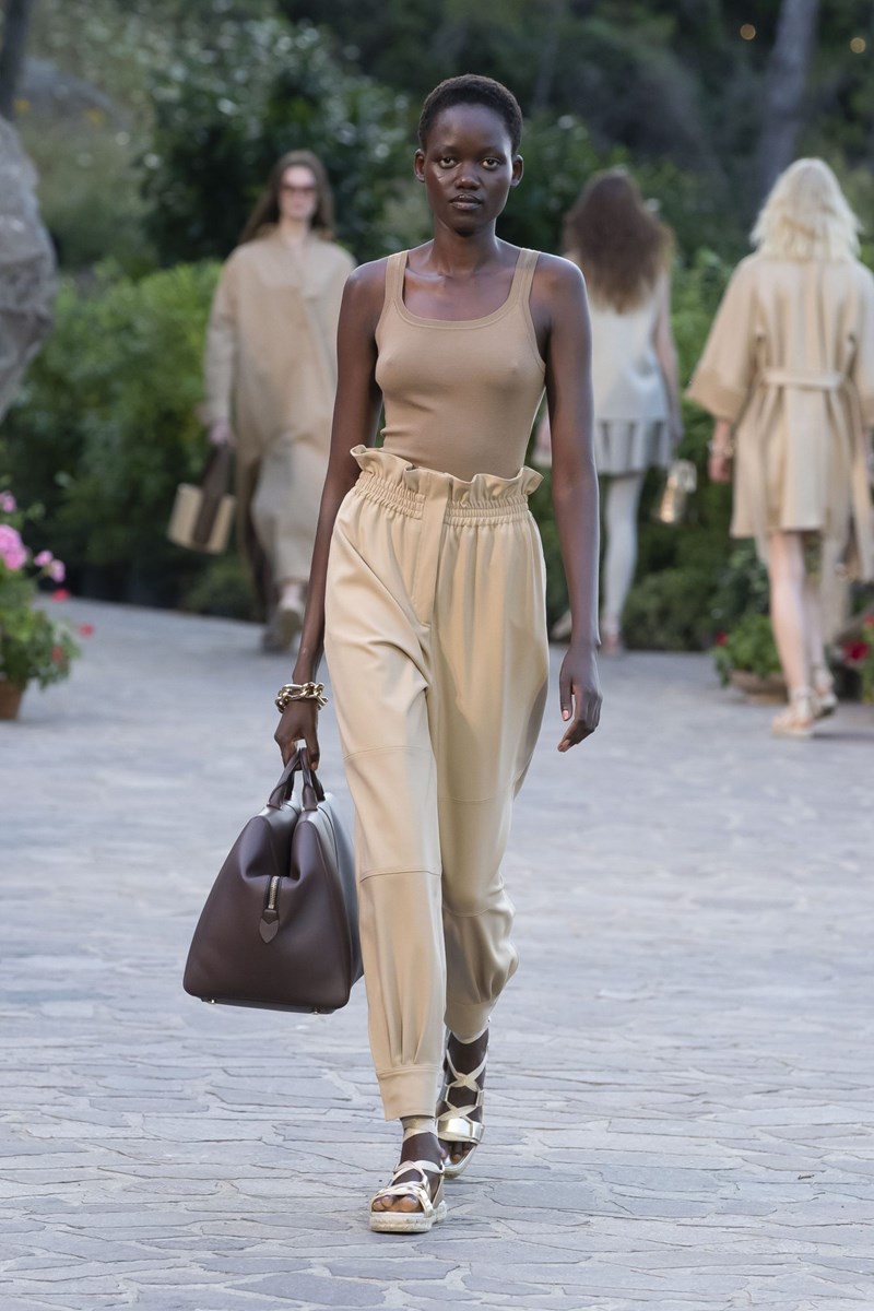 Max Mara Resort 2022: Μια υπέροχη συλλογή με φόντο την ατμοσφαιρική Ίσκια της Ιταλίας - εικόνα 7