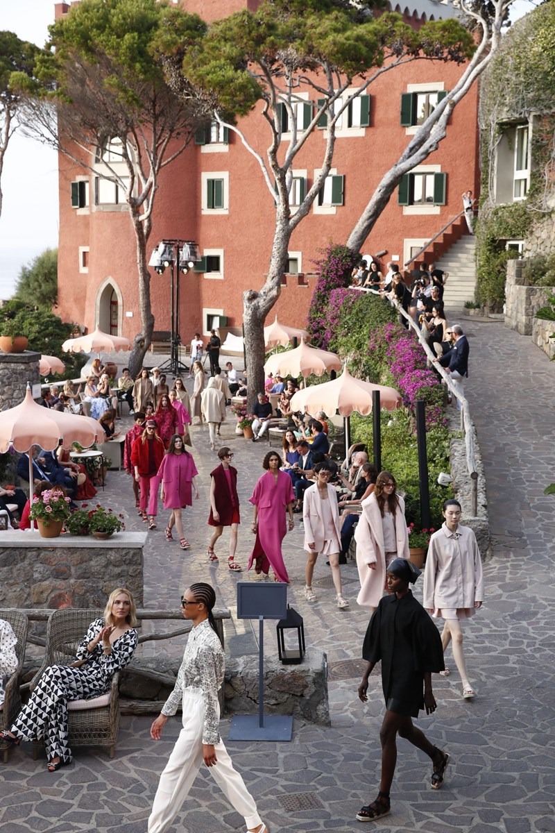 Max Mara Resort 2022: Μια υπέροχη συλλογή με φόντο την ατμοσφαιρική Ίσκια της Ιταλίας - εικόνα 1