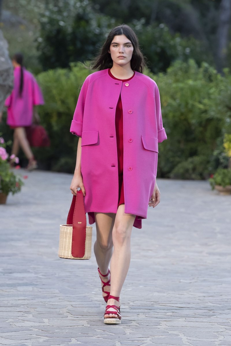 Max Mara Resort 2022: Μια υπέροχη συλλογή με φόντο την ατμοσφαιρική Ίσκια της Ιταλίας - εικόνα 15