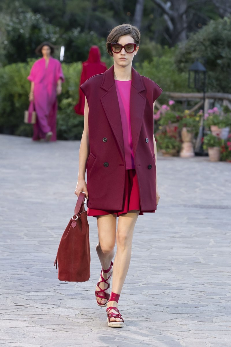 Max Mara Resort 2022: Μια υπέροχη συλλογή με φόντο την ατμοσφαιρική Ίσκια της Ιταλίας - εικόνα 11