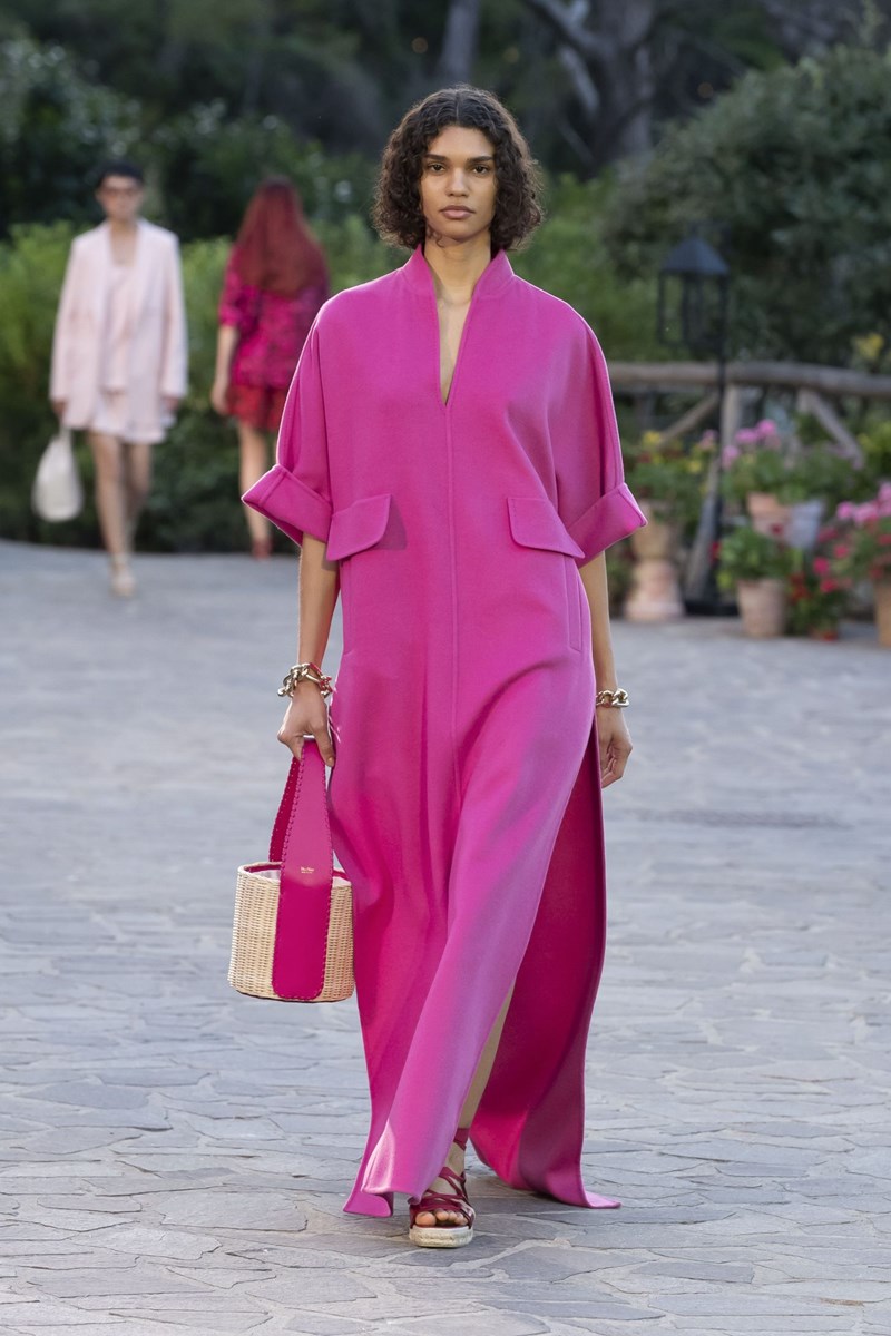 Max Mara Resort 2022: Μια υπέροχη συλλογή με φόντο την ατμοσφαιρική Ίσκια της Ιταλίας - εικόνα 6