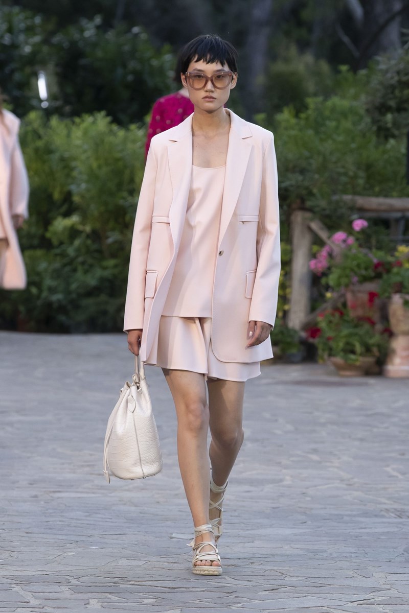 Max Mara Resort 2022: Μια υπέροχη συλλογή με φόντο την ατμοσφαιρική Ίσκια της Ιταλίας - εικόνα 10