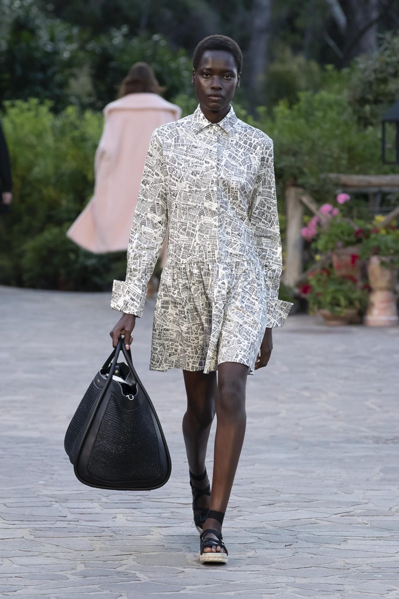 Max Mara Resort 2022: Μια υπέροχη συλλογή με φόντο την ατμοσφαιρική Ίσκια της Ιταλίας - εικόνα 18