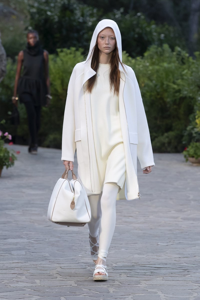 Max Mara Resort 2022: Μια υπέροχη συλλογή με φόντο την ατμοσφαιρική Ίσκια της Ιταλίας - εικόνα 16
