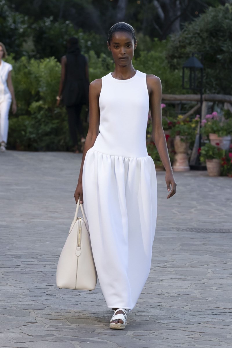 Max Mara Resort 2022: Μια υπέροχη συλλογή με φόντο την ατμοσφαιρική Ίσκια της Ιταλίας - εικόνα 21