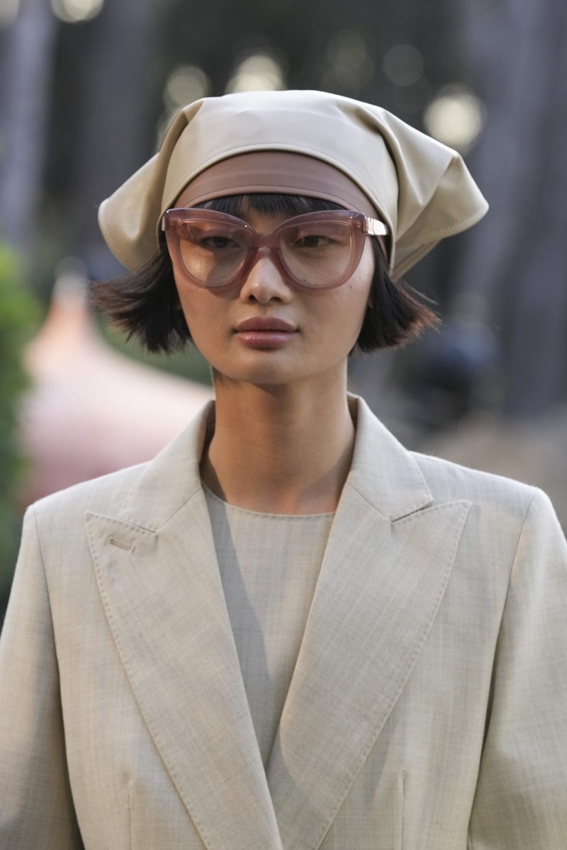 Max Mara Resort 2022: Μια υπέροχη συλλογή με φόντο την ατμοσφαιρική Ίσκια της Ιταλίας - εικόνα 2