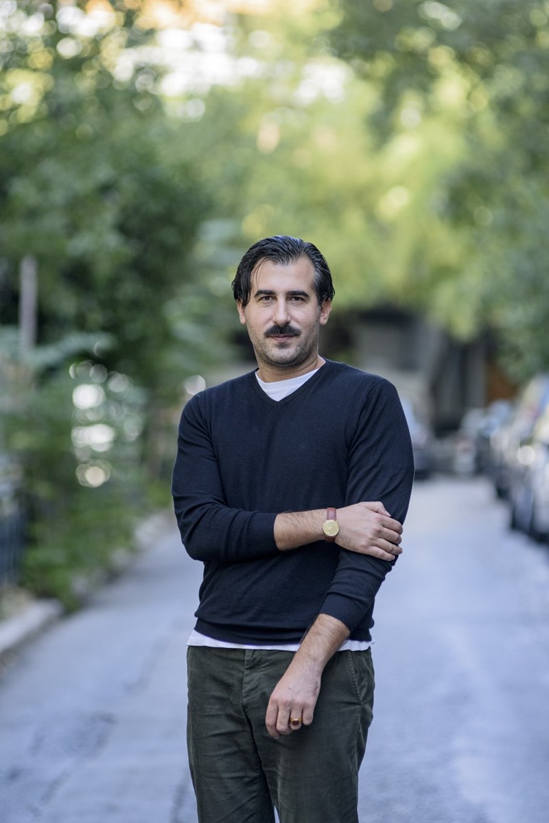 «Ο στόχος της ποίησης είναι να κάνει τον κόσμο δικό της», o ποιητής Νίκος Ερηνάκης στο ELLE - εικόνα 2