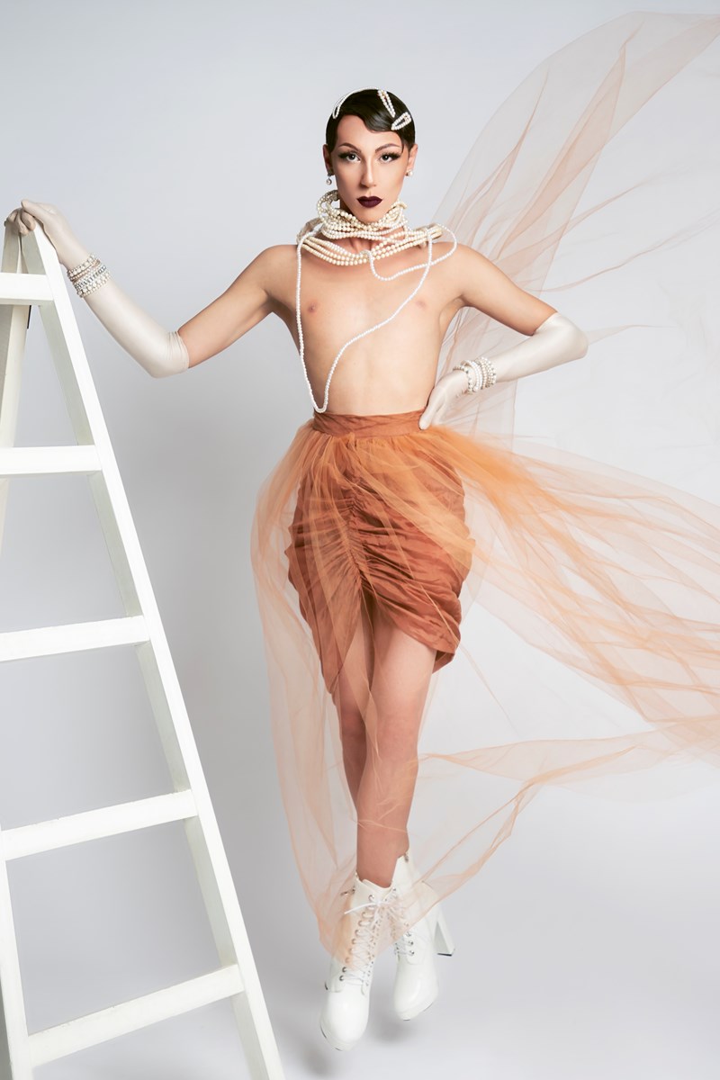 «Η µεγαλύτερη µάχη που πρέπει να δώσει ένας drag artist σήµερα στην Ελλάδα είναι να αντιµετωπίσει τις προσωπικές του µάχες»: O drag artist  Θέµης Θεοχάρογλου (aka Holly Grace) στο ELLE - εικόνα 1