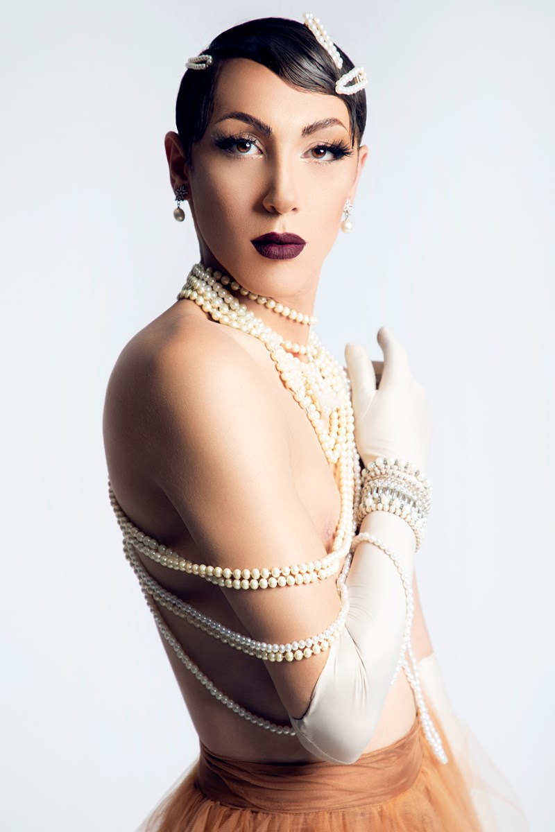 «Η µεγαλύτερη µάχη που πρέπει να δώσει ένας drag artist σήµερα στην Ελλάδα είναι να αντιµετωπίσει τις προσωπικές του µάχες»: O drag artist  Θέµης Θεοχάρογλου (aka Holly Grace) στο ELLE - εικόνα 2