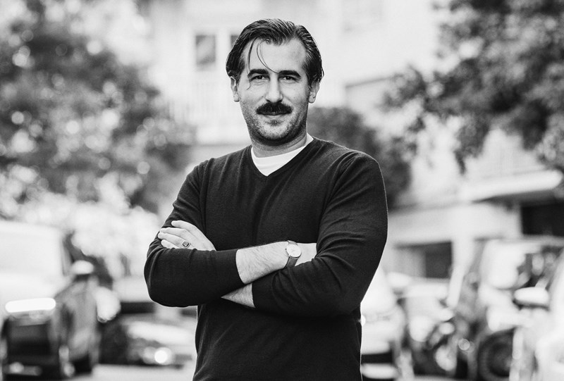 «Ο στόχος της ποίησης είναι να κάνει τον κόσμο δικό της», o ποιητής Νίκος Ερηνάκης στο ELLE - εικόνα 1