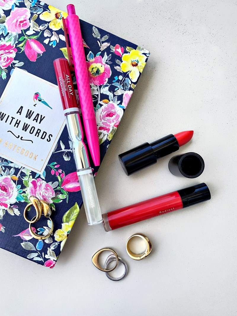 The Lipstick Challenge: Οι editors του ELLE.gr αποκαλύπτουν τα κραγιόν που έχουν πάντα στην τσάντα τους - εικόνα 2