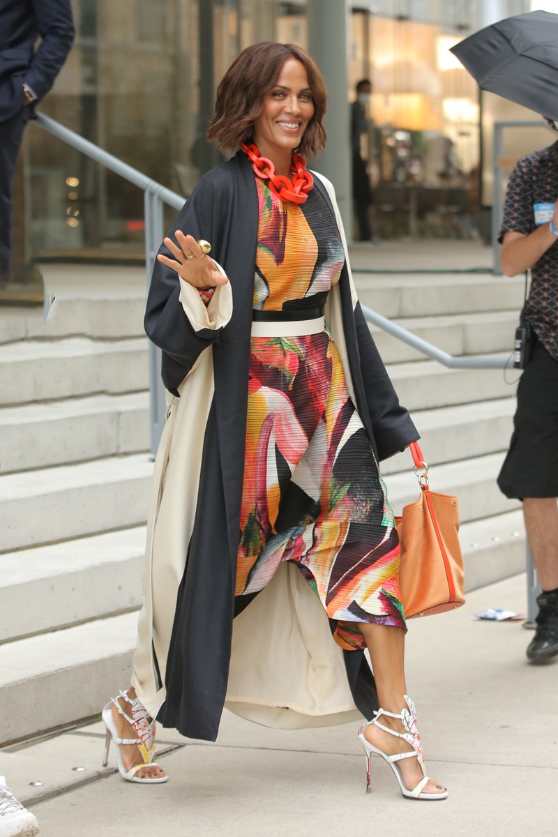 Sex and The City Reboot: Τα πρώτα luxury looks των πρωταγωνιστριών αποκαλύφθηκαν κι εμείς δηλώνουμε ενθουσιασμένες - εικόνα 2