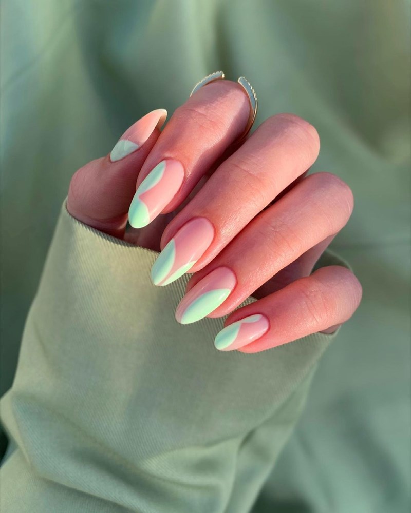 Αυτή την εβδομάδα το μανικιούρ μας «βουτά» στις αποχρώσεις του πράσινου - εικόνα 2