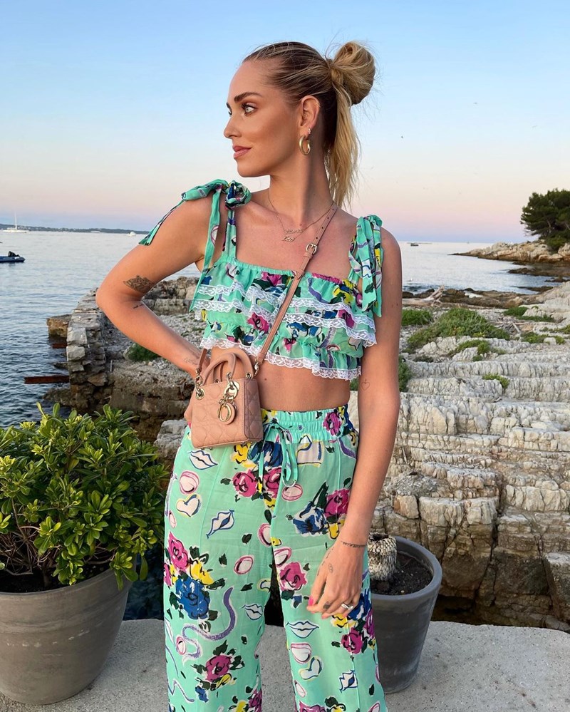 Αν δεν ξέρεις τι να κάνεις με τα μαλλιά σου σήμερα, η Chiara Ferragni έχει τη λύση που ψάχνεις - εικόνα 6