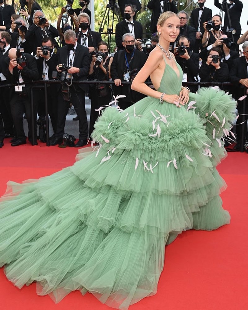 Η Leonie Hanne ήταν ο ορισμός του red carpet στις Κάννες. 5 λαμπερά looks της που ξεχωρίσαμε - εικόνα 1