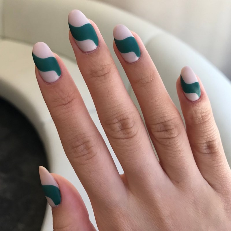Αυτή την εβδομάδα το μανικιούρ μας «βουτά» στις αποχρώσεις του πράσινου - εικόνα 3