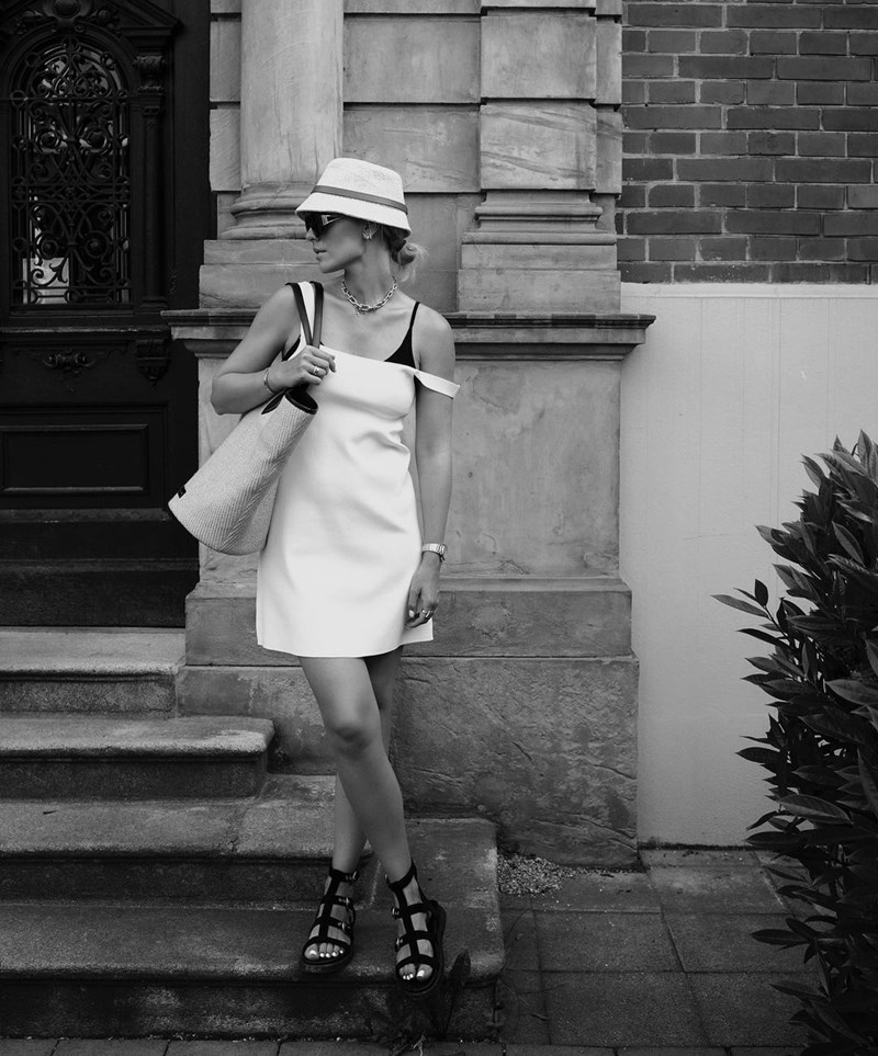 Τα λευκά φορέματα που μας κάνουν να ονειρευόμαστε βόλτες στις Κυκλάδες - εικόνα 1