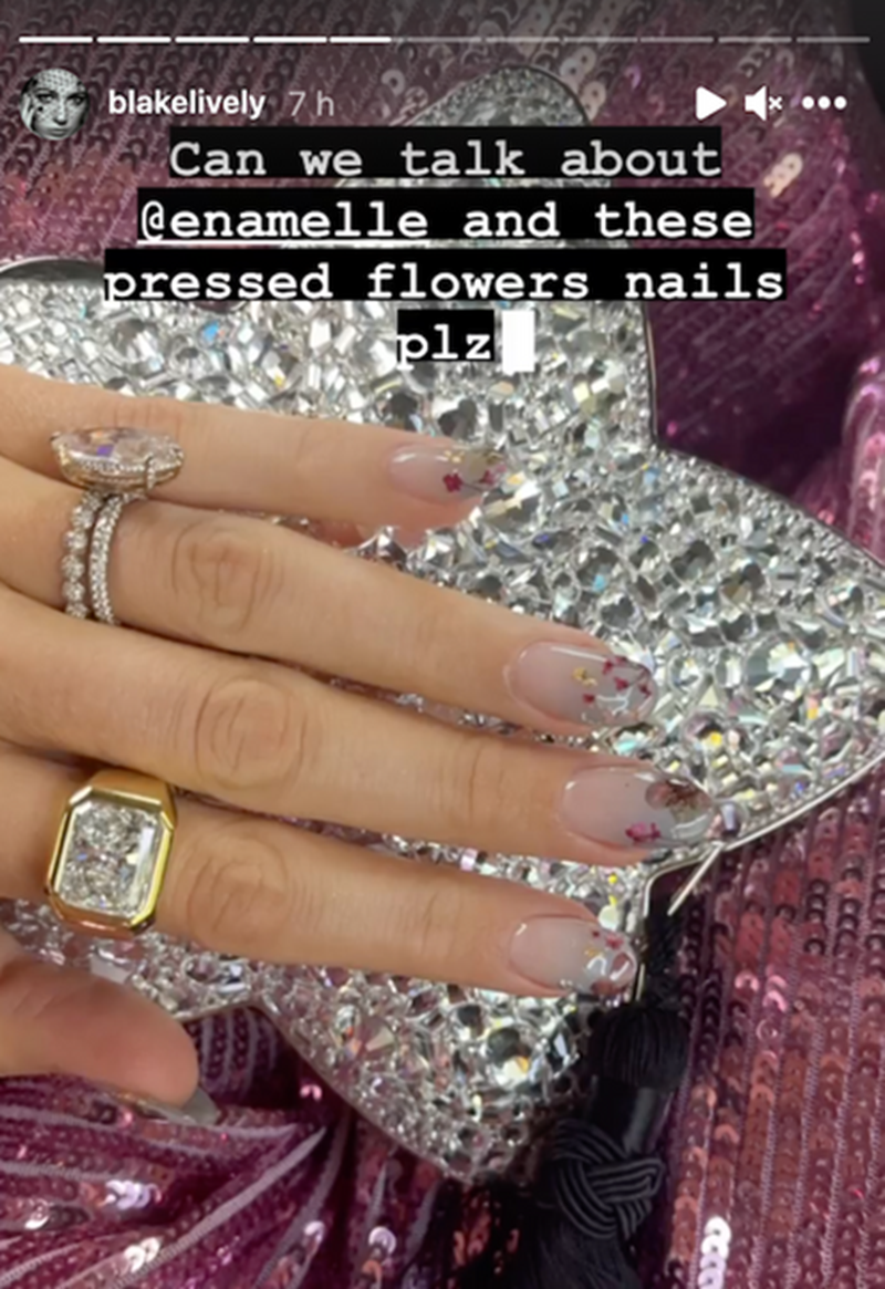 Το floral μανικιούρ της Blake Lively είναι αυτό που θα κάνουμε σίγουρα μέσα στην εβδομάδα - εικόνα 2