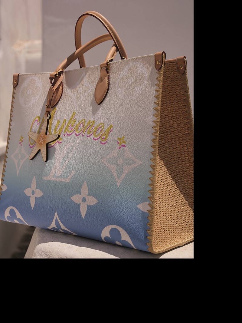 Mykonos Calling: 8 luxury κομμάτια σε πάνε παραλία με άψογο στυλ - εικόνα 1