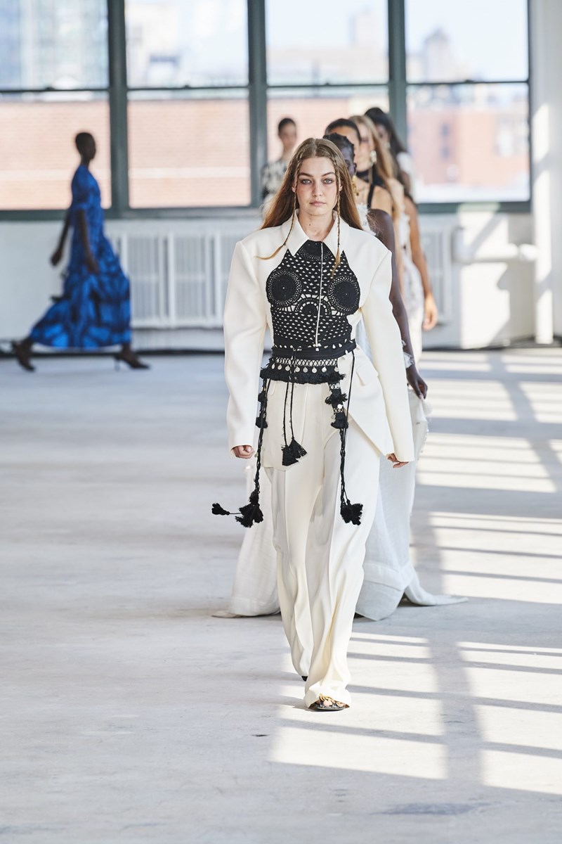 NYFW: Η Gigi Hadid είχε την αμέριστη προσοχή μας (κι όχι άδικα!) - εικόνα 4