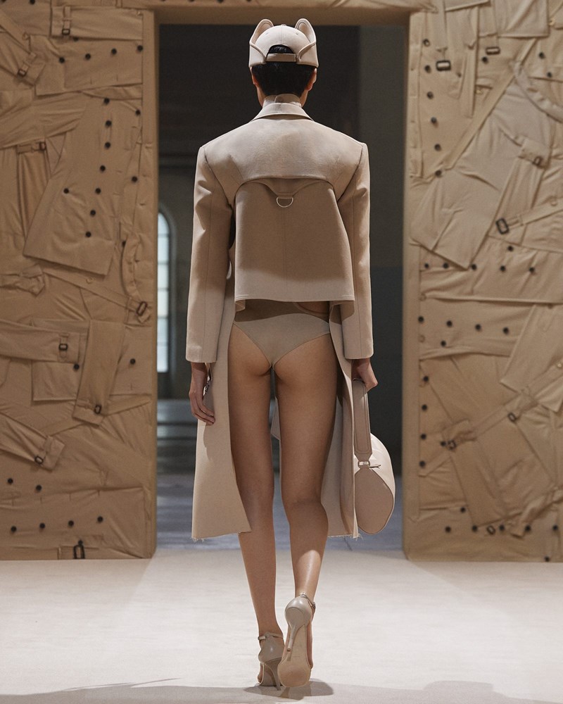 Burberry SS2022: Μια συλλογή γεμάτη έξυπνους πειραματισμούς που αποδεικνύει πως ο οίκος "αλλάζει" - εικόνα 1