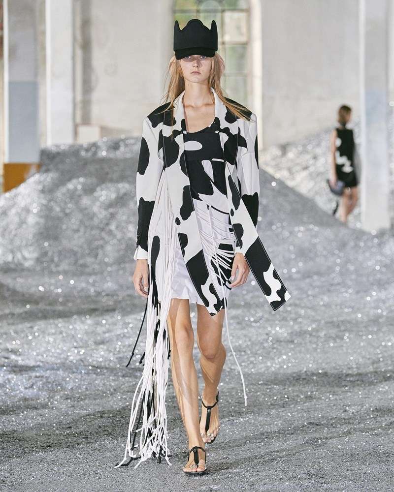 Burberry SS2022: Μια συλλογή γεμάτη έξυπνους πειραματισμούς που αποδεικνύει πως ο οίκος "αλλάζει" - εικόνα 3