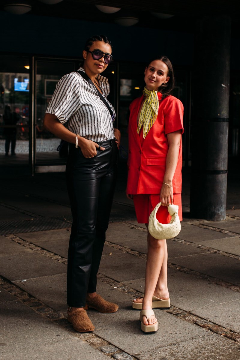 7 έξυπνοι τρόποι να φορέσεις το φουλάρι τώρα - εικόνα 4