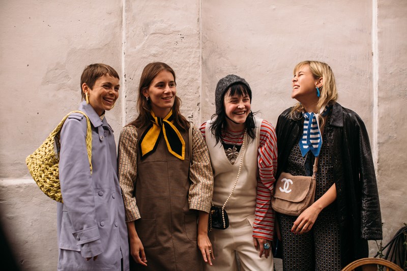 7 έξυπνοι τρόποι να φορέσεις το φουλάρι τώρα - εικόνα 1