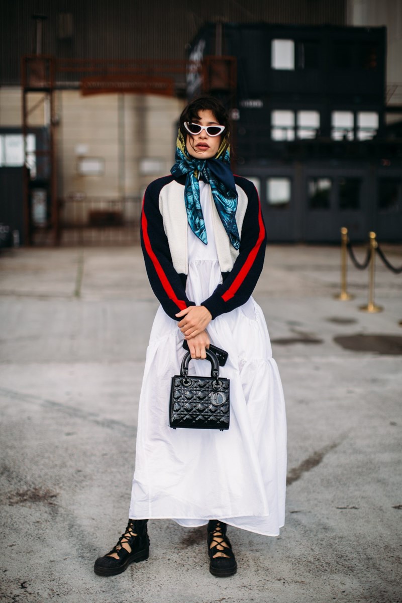 7 έξυπνοι τρόποι να φορέσεις το φουλάρι τώρα - εικόνα 3