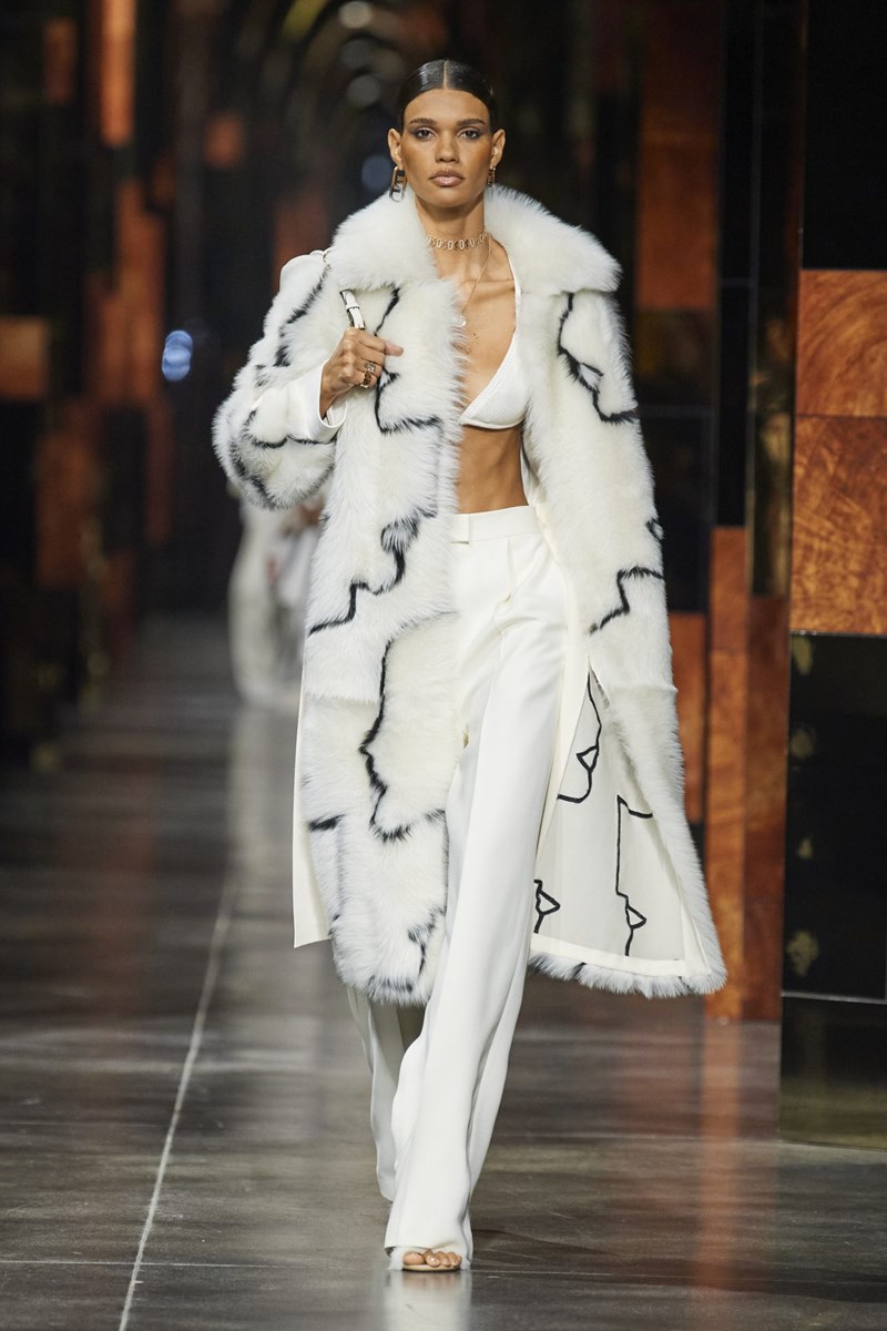 Fendi SS22: Η ιταλική κομψότητα ζει την στιγμή της - εικόνα 14