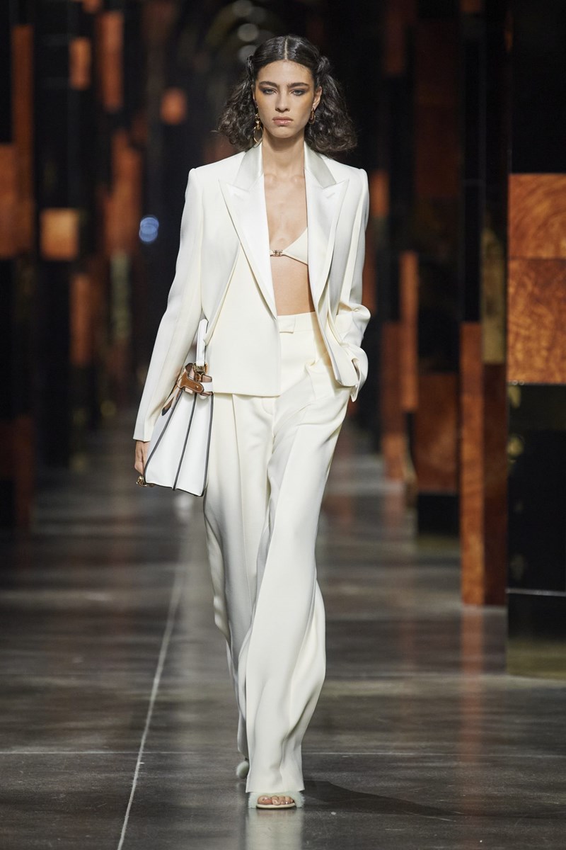 Fendi SS22: Η ιταλική κομψότητα ζει την στιγμή της - εικόνα 12