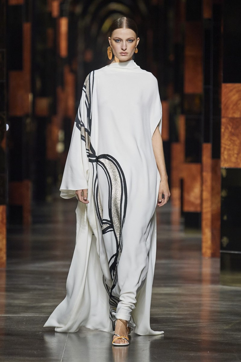 Fendi SS22: Η ιταλική κομψότητα ζει την στιγμή της - εικόνα 18