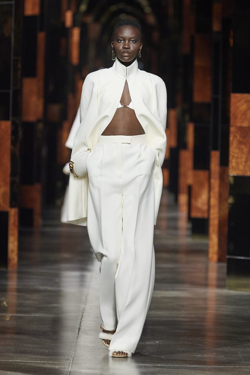 Fendi SS22: Η ιταλική κομψότητα ζει την στιγμή της - εικόνα 7